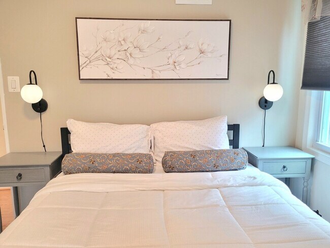 Building Photo - 2028 Pimmit Dr