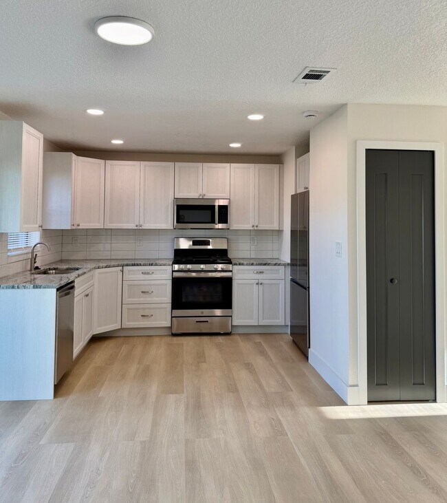 Building Photo - Adorable Makeover Melbourne Florida-Close to Wickham Rd.
