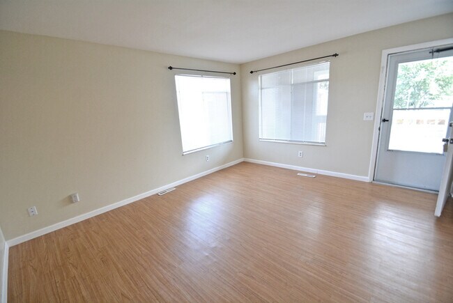 Building Photo - Town Home