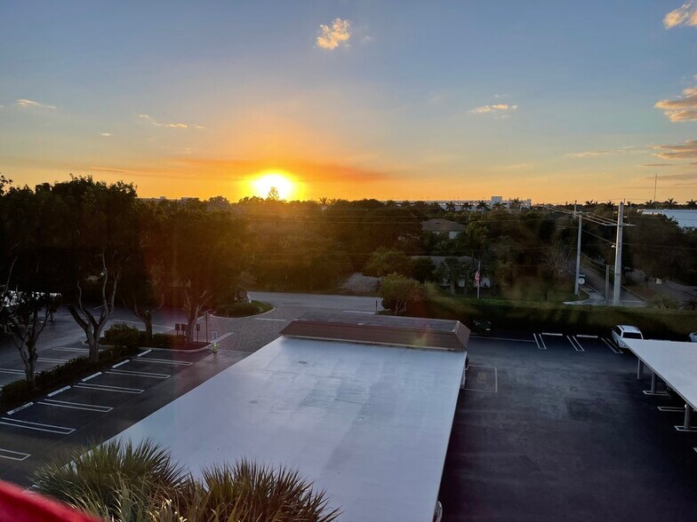 Building Photo - 901 Gardenia Dr