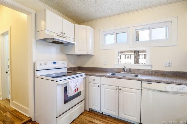 Building Photo - 24 Elm St