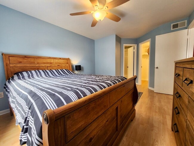 Building Photo - Fully upgraded 2/2 condo in the heart of K...