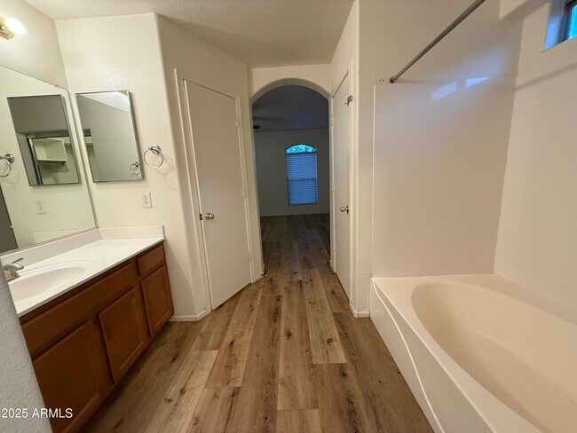 Building Photo - 2528 W Straight Arrow Ln