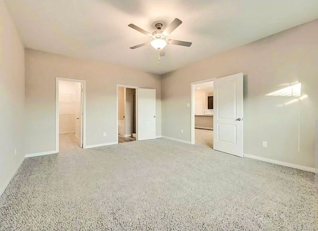 Building Photo - 2304 Dahlia Way