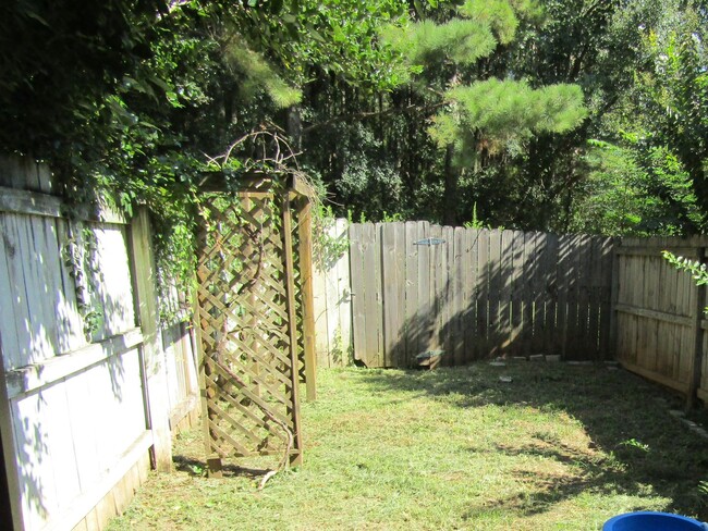 Building Photo - Screened-In Patio!