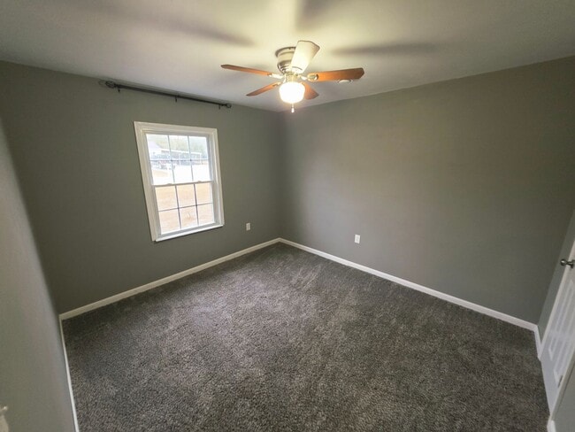 Building Photo - 3 Bedroom 1.5 BA Hubert