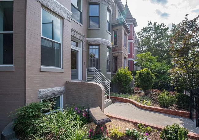 Building Photo - Available Now! 1 Parking Spot Included! 2 ...