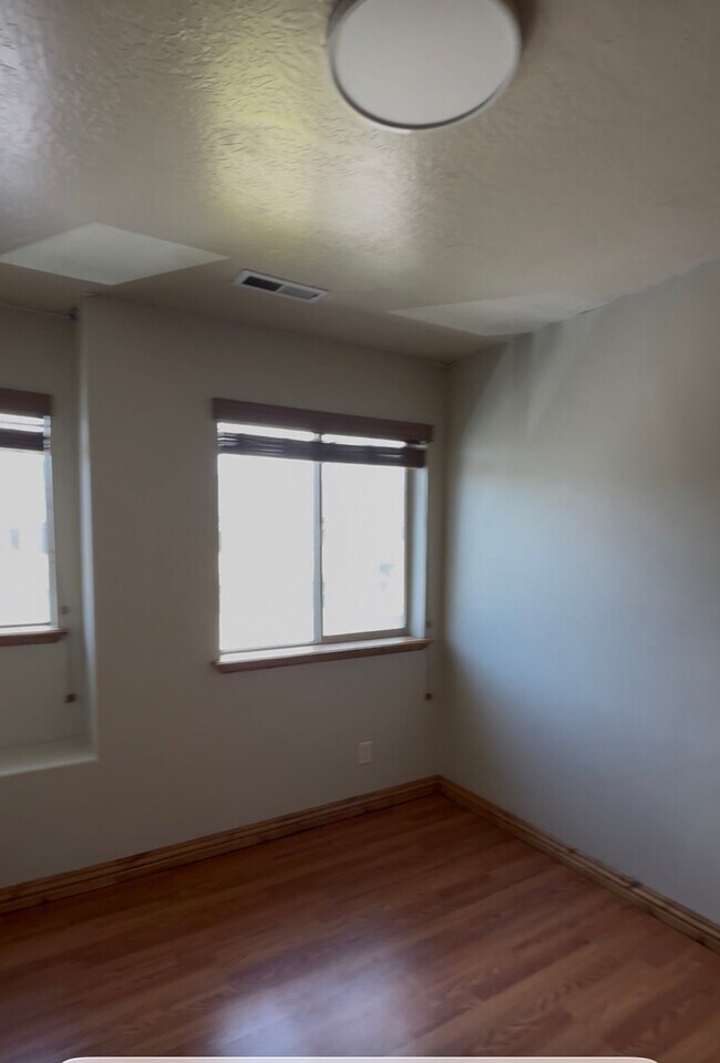 Building Photo - 865 S Pheasant Run Dr