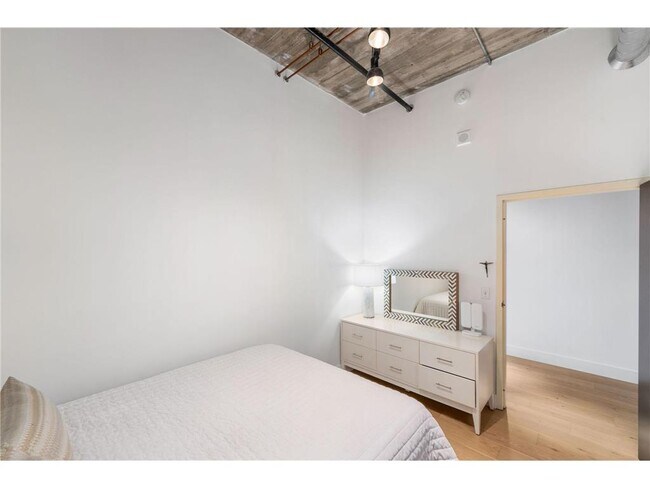 Building Photo - 618 N Washington Ave