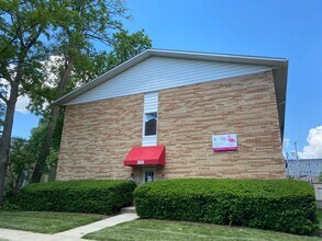 Building Photo - 504 E Clark St