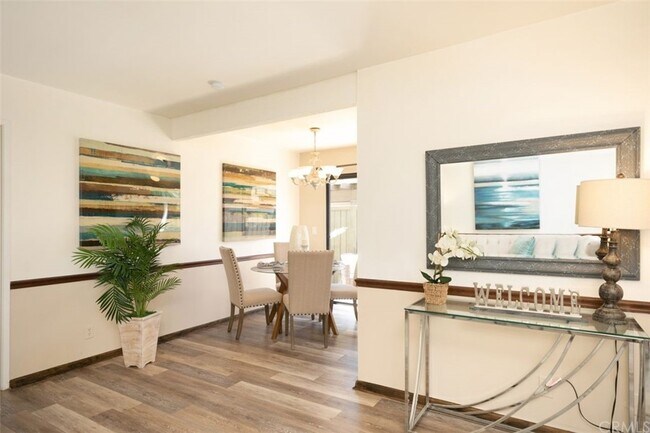 Building Photo - 323 Streamwood-