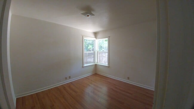 Building Photo - 2 Bedroom 1 Bath- House