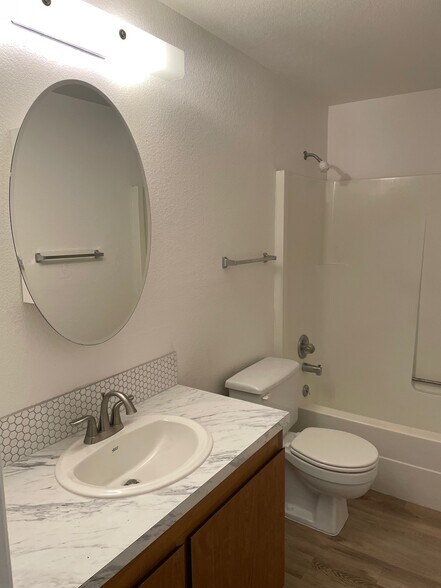 Bath 1 - 418 S Quillan Plz