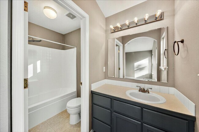 Building Photo - Comfortable & Convenient Living Near CWI and Shopping