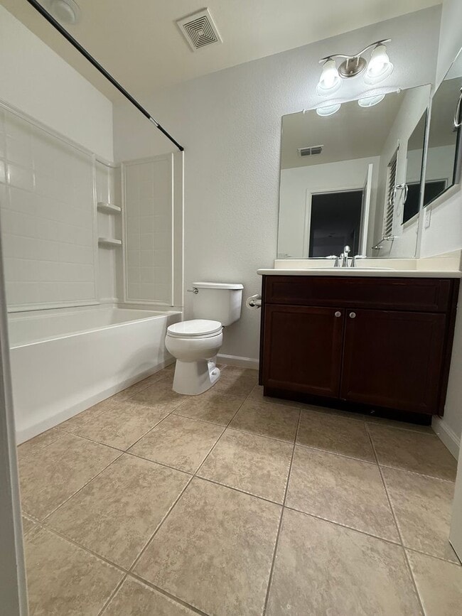 Building Photo - ** 3-Bedroom Two Story Home in Desirable Roseville Location!**