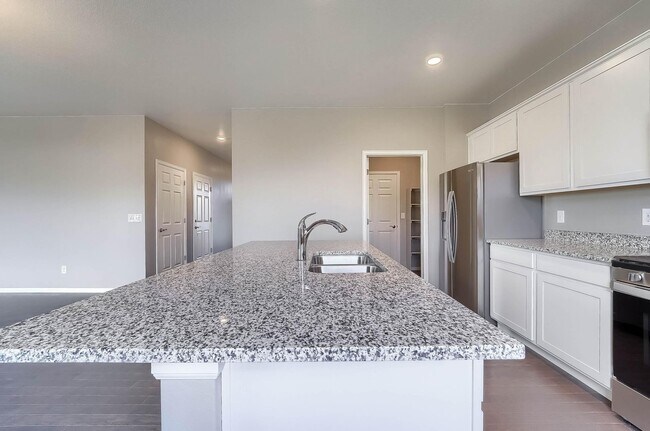 Building Photo - Gorgeous 4 bed, 3 bath, loft and an office!