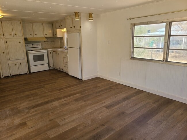 Building Photo - $250 OFF 1ST MONTHS RENT! Beautiful Studio...