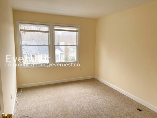 Building Photo - 3 Bed, 2.5 Bath Townhome with Modern Amenities / Available Soon!