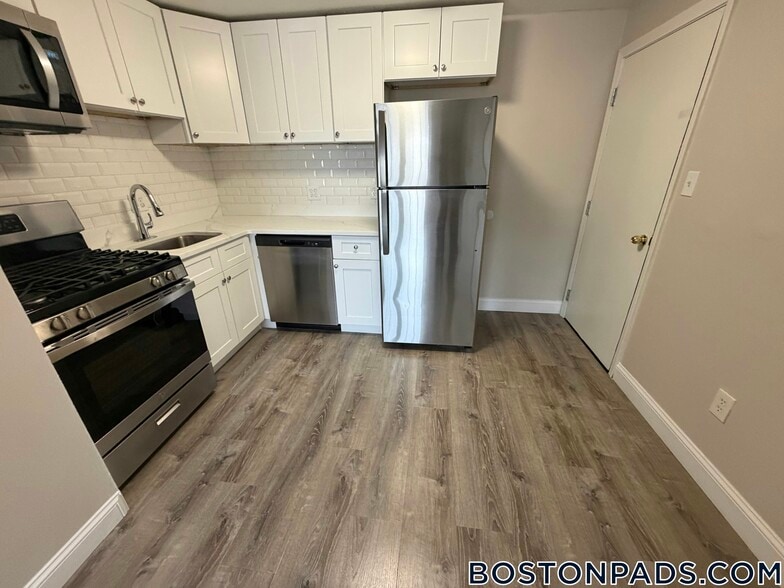 Building Photo - 71 Bernier St