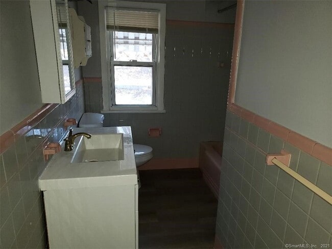 Building Photo - 9 Shirley St