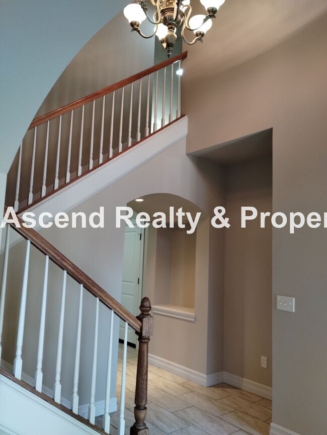 Building Photo - Elegant & Spacious 4 Bed & Bonus Home Buil...