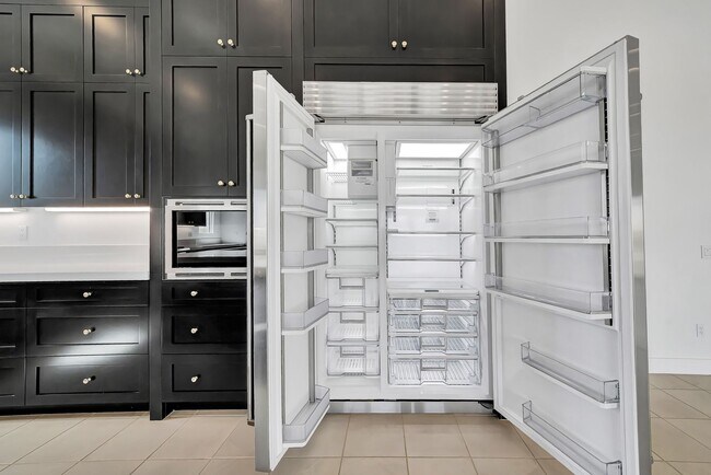 Building Photo - 30000 N Camino los Robles