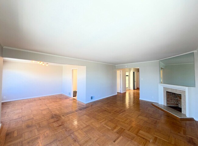 Building Photo - UPDATED HUGE SUNNY 2250sf 3BR+Den/1+2Half BA 2250sf Sunset/UCSF Home VIEWS AVAILABLE NOW