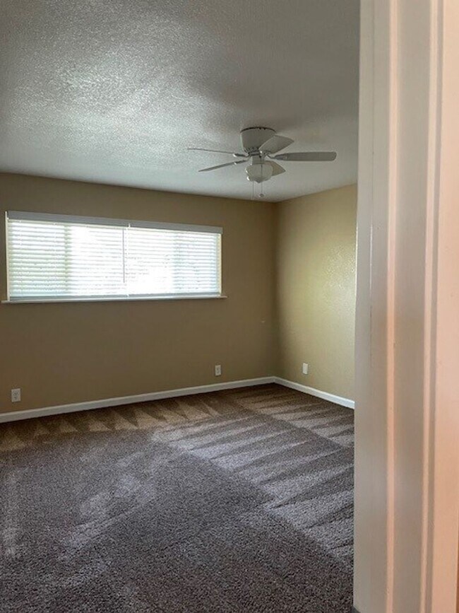 Building Photo - Lease Your Dream Home in the Country!