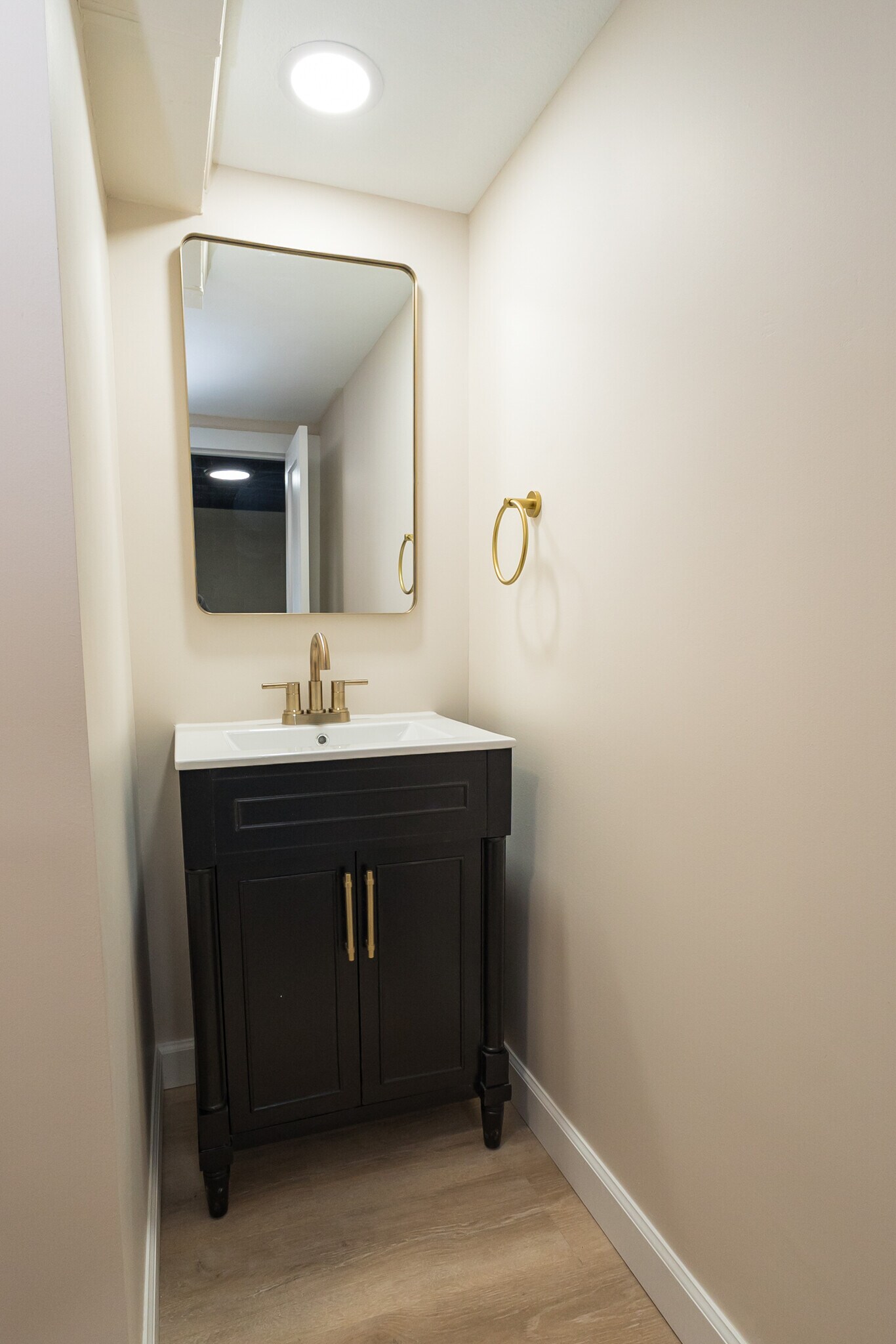 Bath 2 - 903 Pawnee St