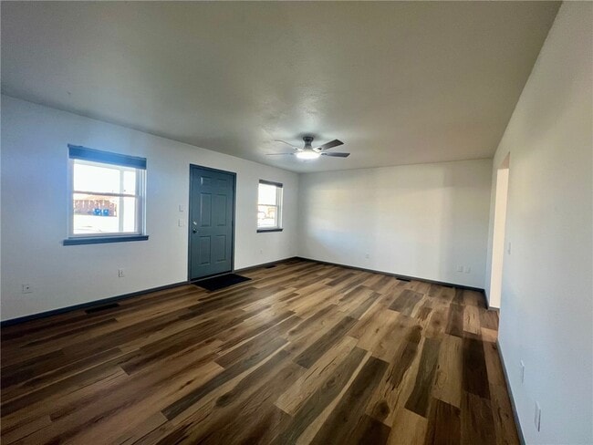 Building Photo - 902 SE G St