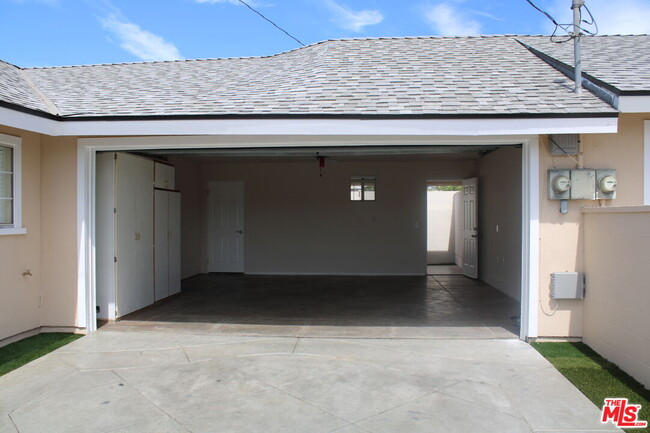 Building Photo - 305 S Workman St