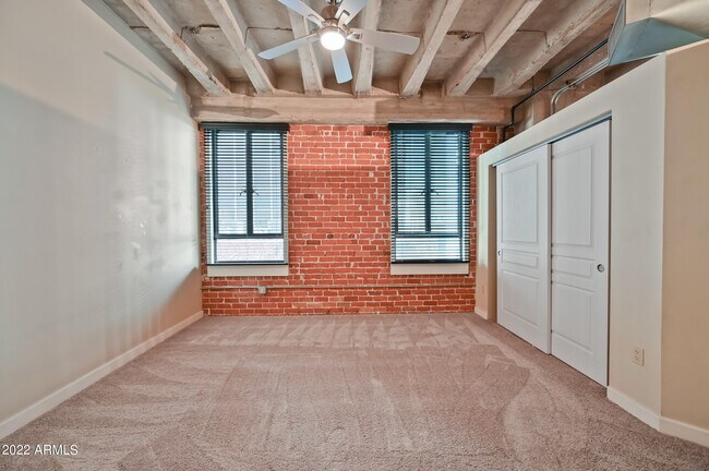 Building Photo - 114 W Adams St