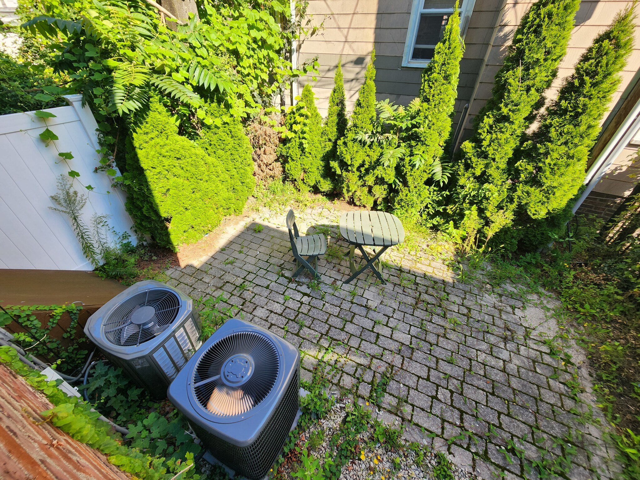 Building Photo - 566 E 5th St