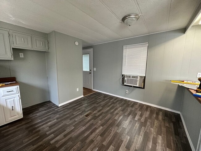 Building Photo - Single wide on a private lot! Close to Altavista