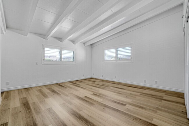 Building Photo - Updated three bed two bath house in Thousand Oaks with attached garage