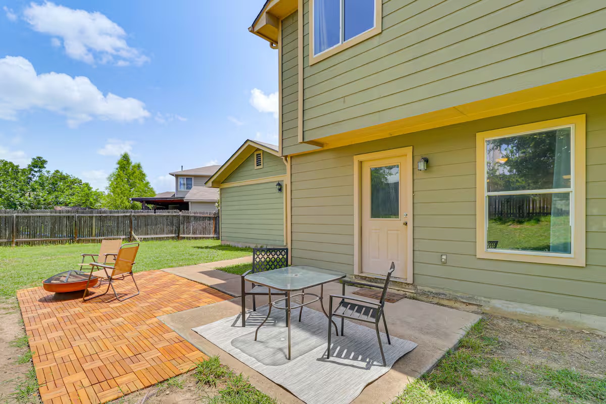 Building Photo - Room in House on Hungry Horse Dr