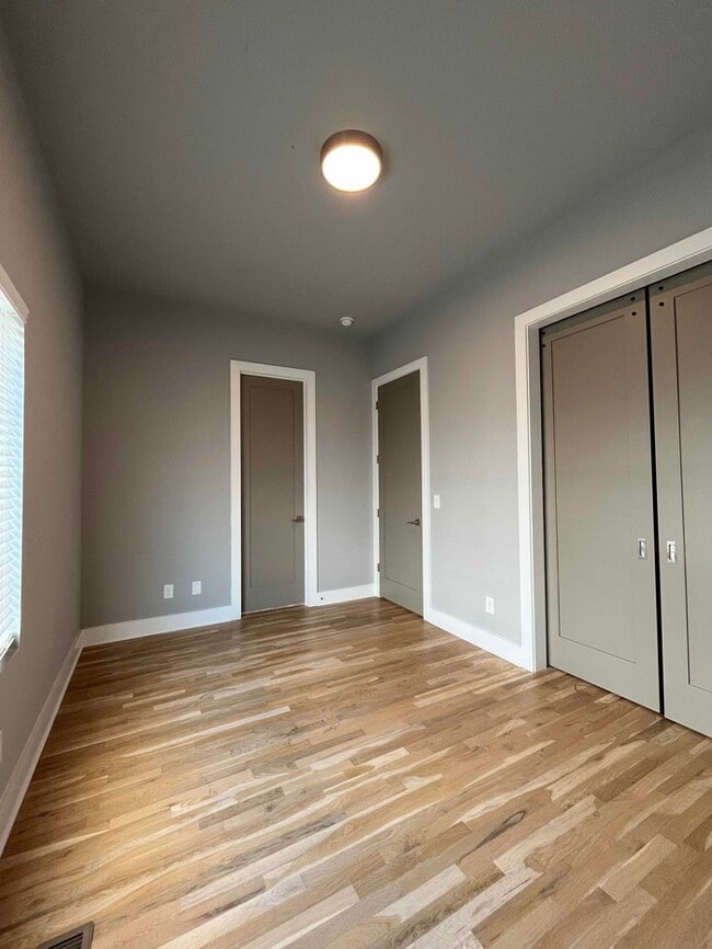 Building Photo - 976 Youngs Ln