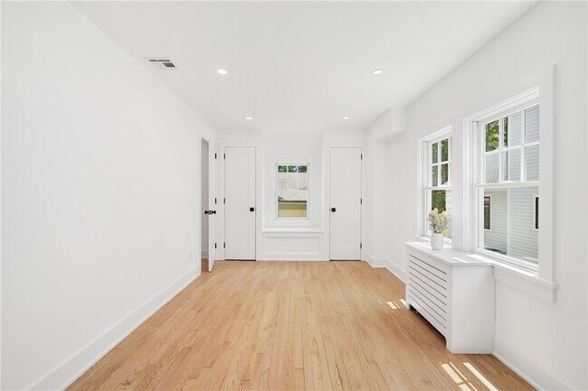 Building Photo - 14 Coralyn Rd
