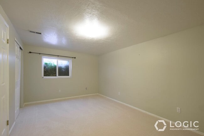 Building Photo - Spacious Home in Tooele!