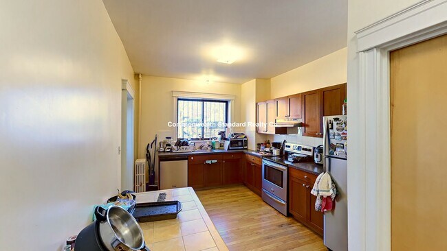 Building Photo - 27 Glenville Ave