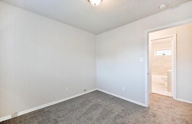 Building Photo - 9306 Chesterfield Dr