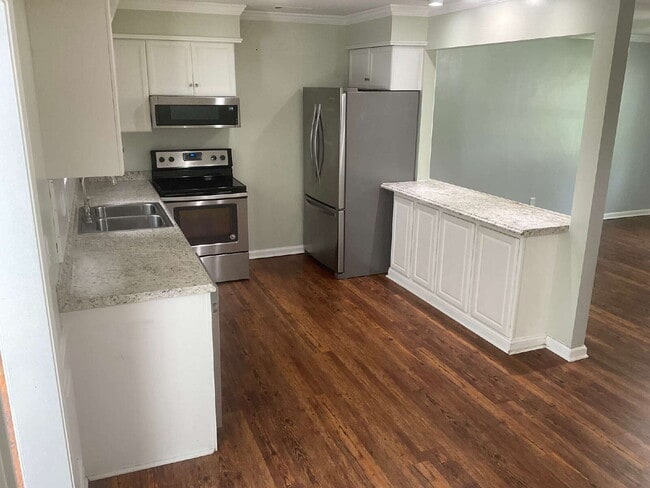 Building Photo - "Charming 3-Bedroom Haven with 2 Full Bath...