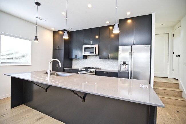 Building Photo - 716 W Stone St