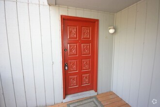 Building Photo - 2 bedroom 1 bath upstairs apartment