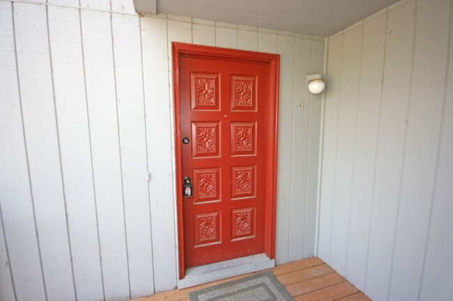 Primary Photo - 2 bedroom 1 bath upstairs apartment