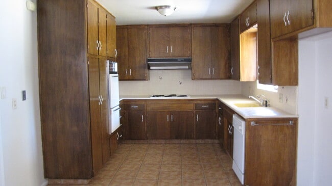 Building Photo - Cute Home in Bakersfield