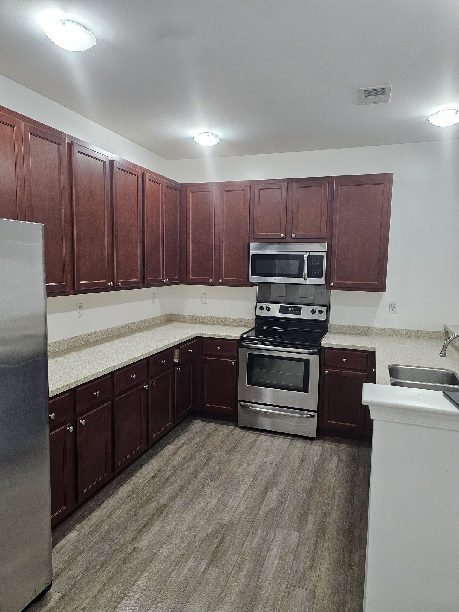 Kitchen Range - 2466 Leytonstone Dr