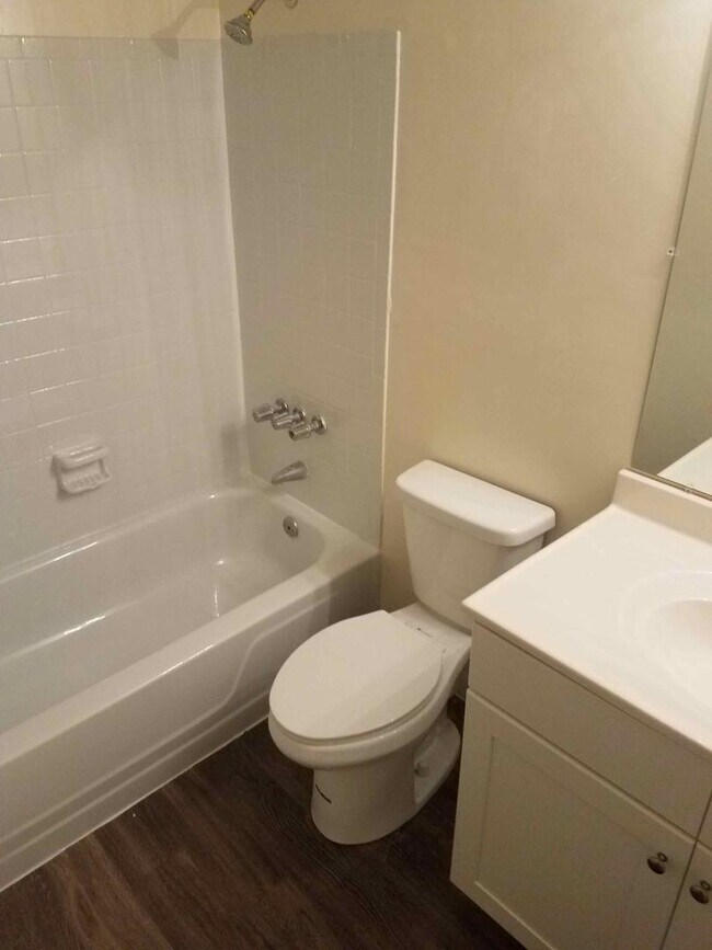 Building Photo - 416 N Grandview Ave