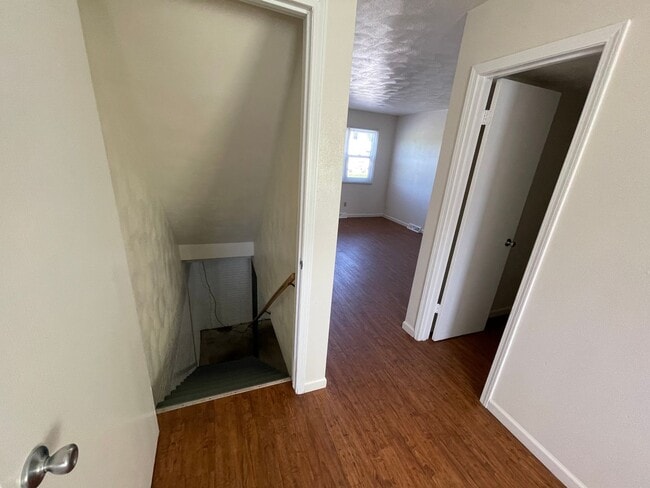 Building Photo - 2 BR townhouse with basement and off street parking