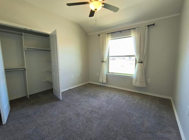 Building Photo - Charming 4 bedroom, 2 bath home AVAILABLE NOW!